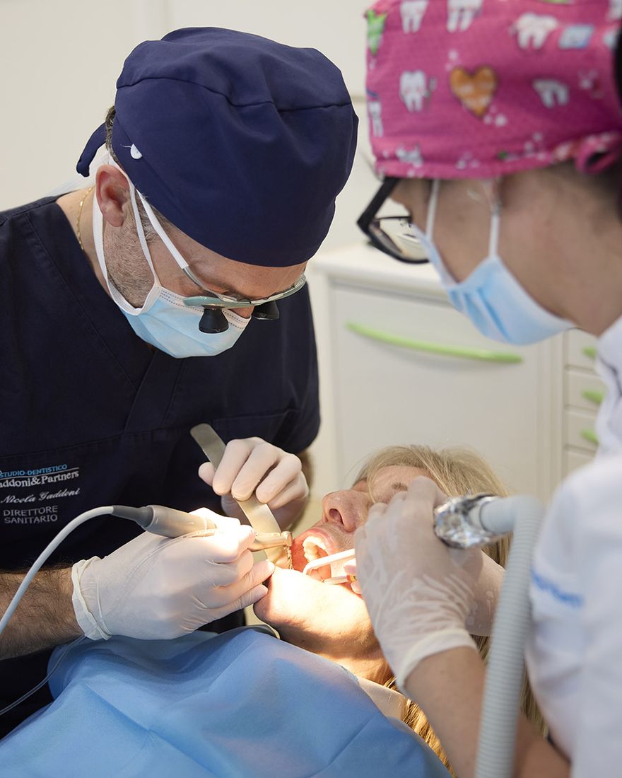 Il dottore e l’assistente durante una cura