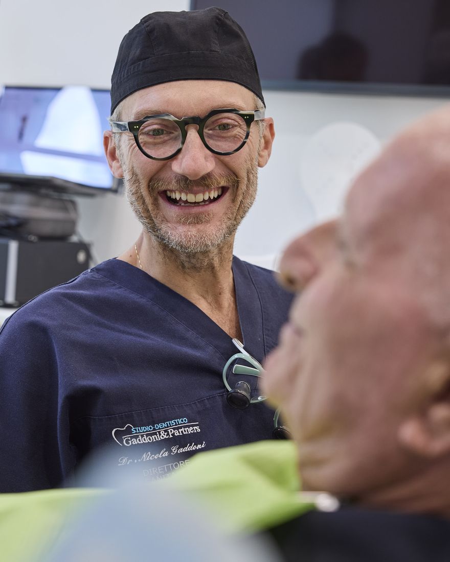 Il Dr. Gaddoni con un paziente