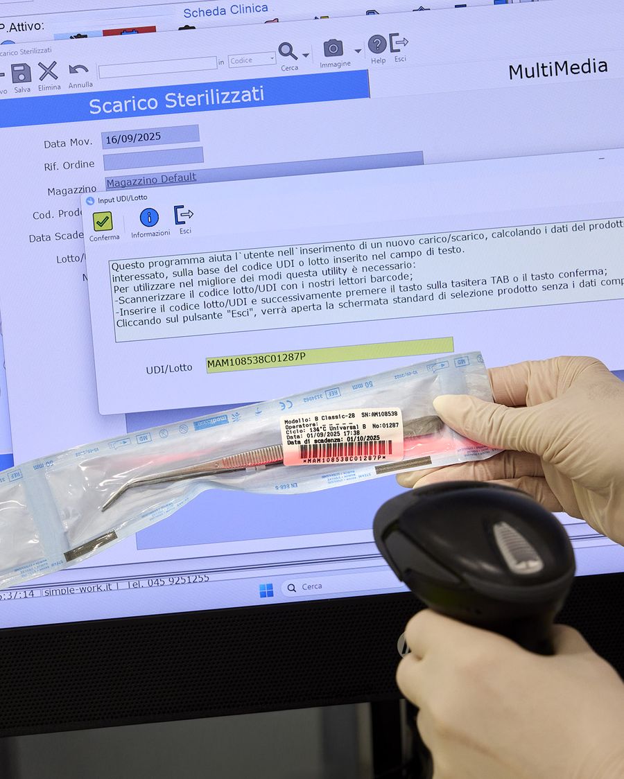 Una busta sterilizzata registrata con il lettore di codici a barre