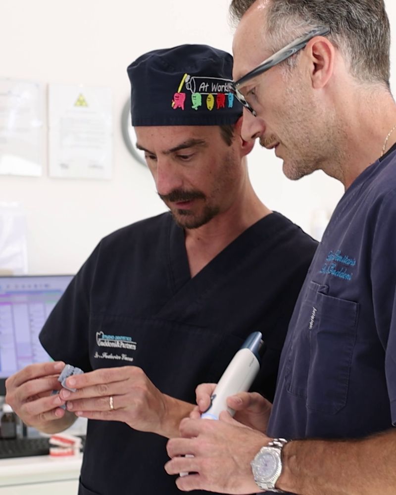 Il Dr. Vacca e il Dr. Gaddoni valutano insieme un modello e la scansione intraorale