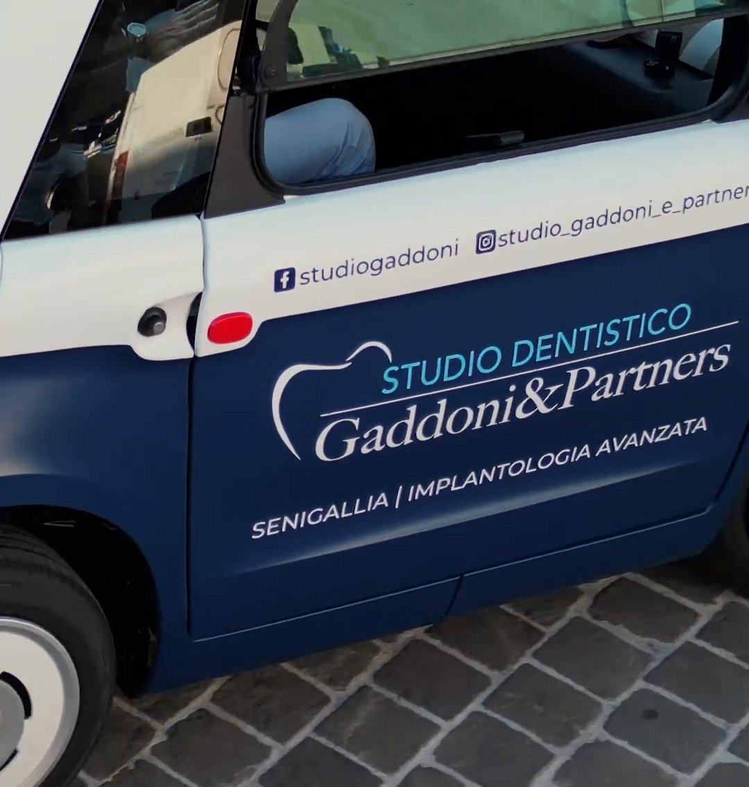 La fiancata della Topolino con il logo dello Studio Gaddoni & Partners